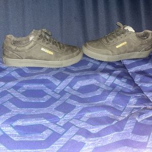 Like new, I wore them around the mall that’s it